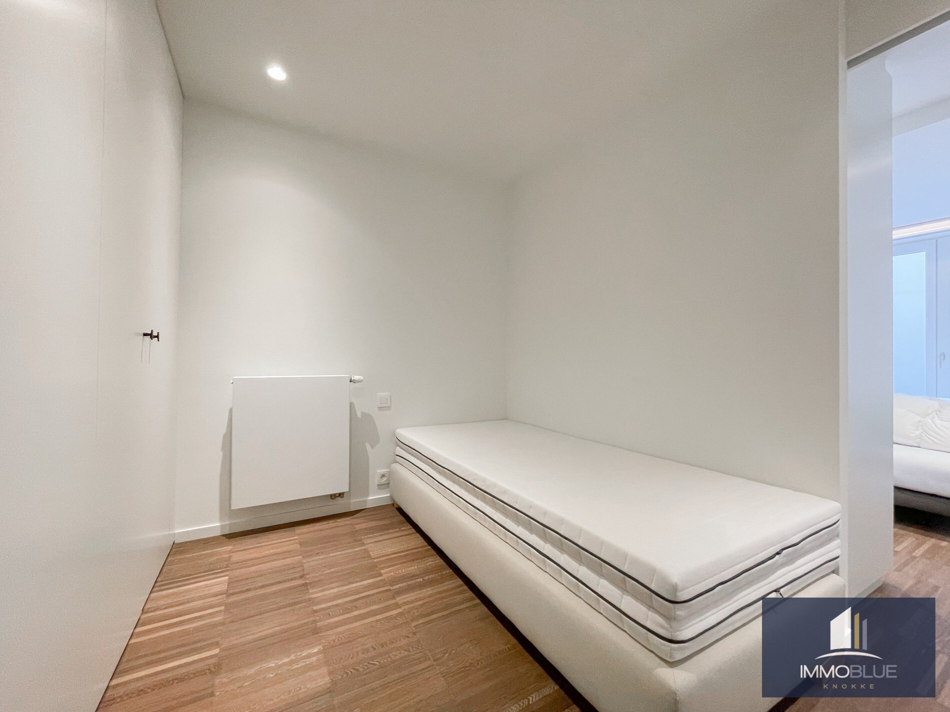 Stijlvol, instapklaar appartement met een ruim terras gelegen aan het Lichttorenplein op enkele passen van de zee. 