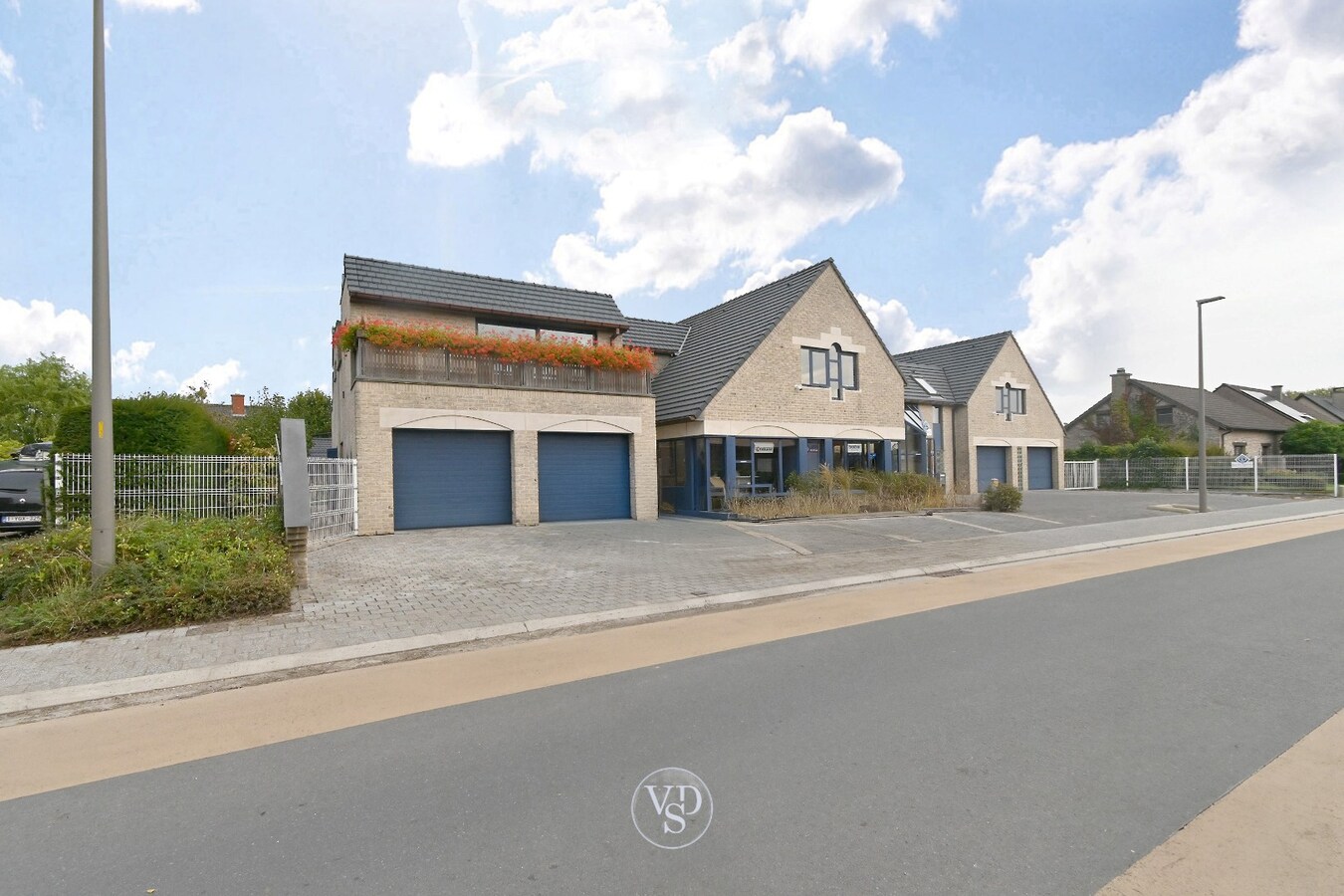 Ruim handelspand met penthouse in villastijl 