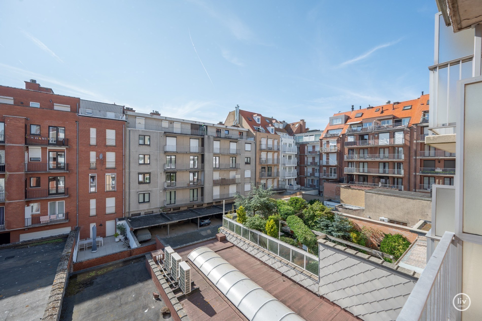 Appartement entièrement rénové avec terrasse situé sur l'avenue Lippens, près de la place Van Bunnen. 