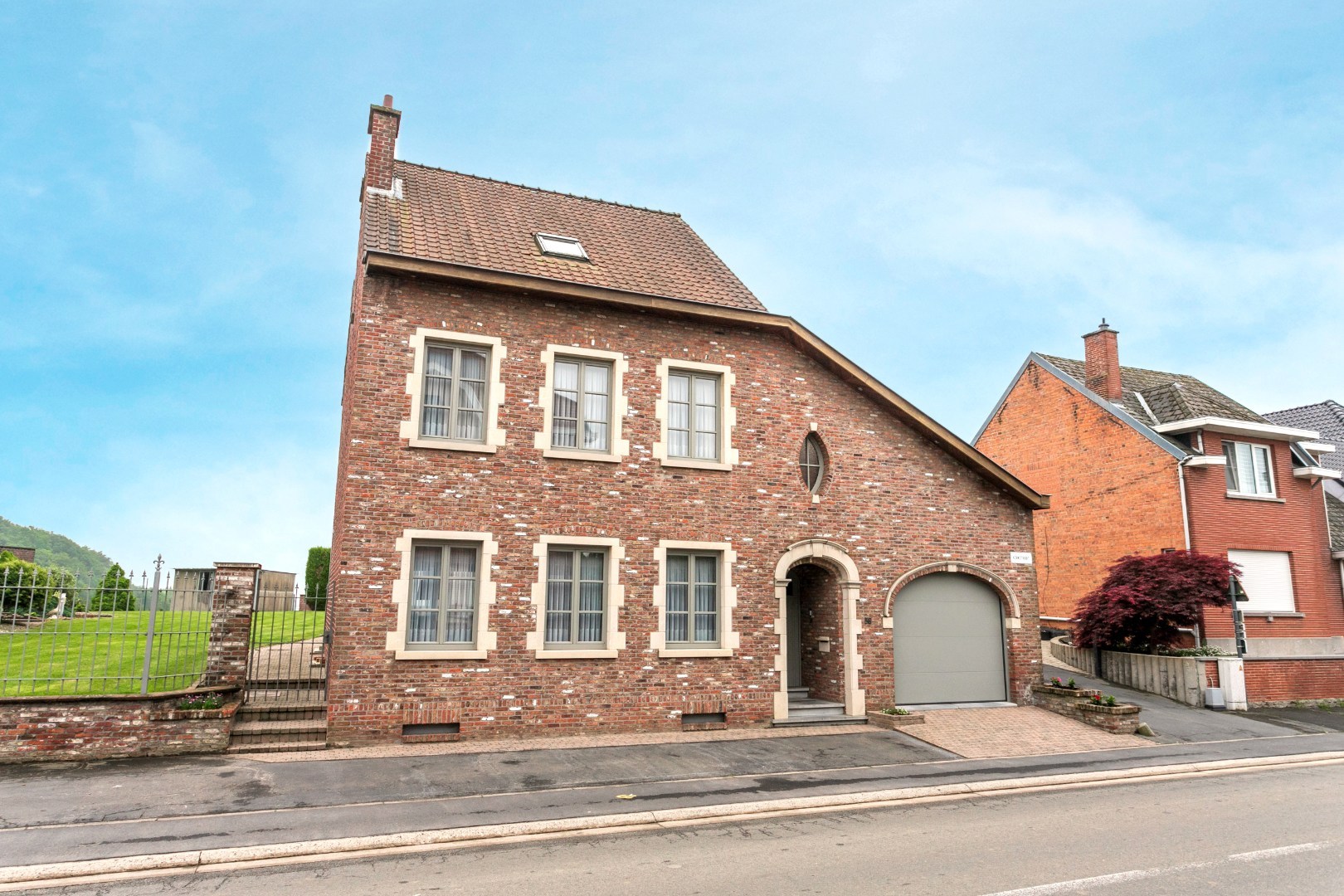 Ruime woning met naastgelegen bouwgrond en loods 
