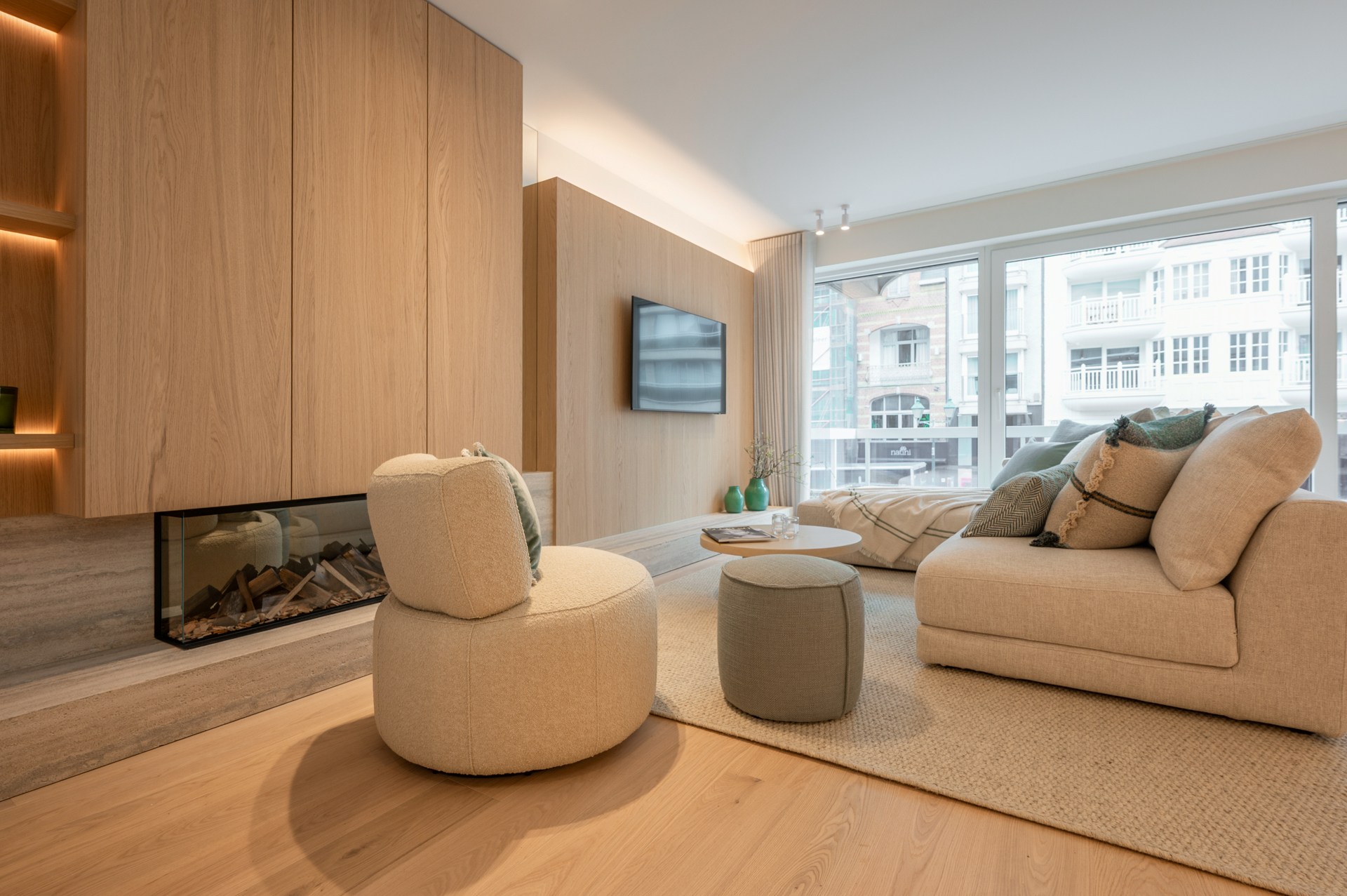 Prachtig gerenoveerd appartement met 3 slaapkamers centraal gelegen op de Lippenslaan te Knokke. 