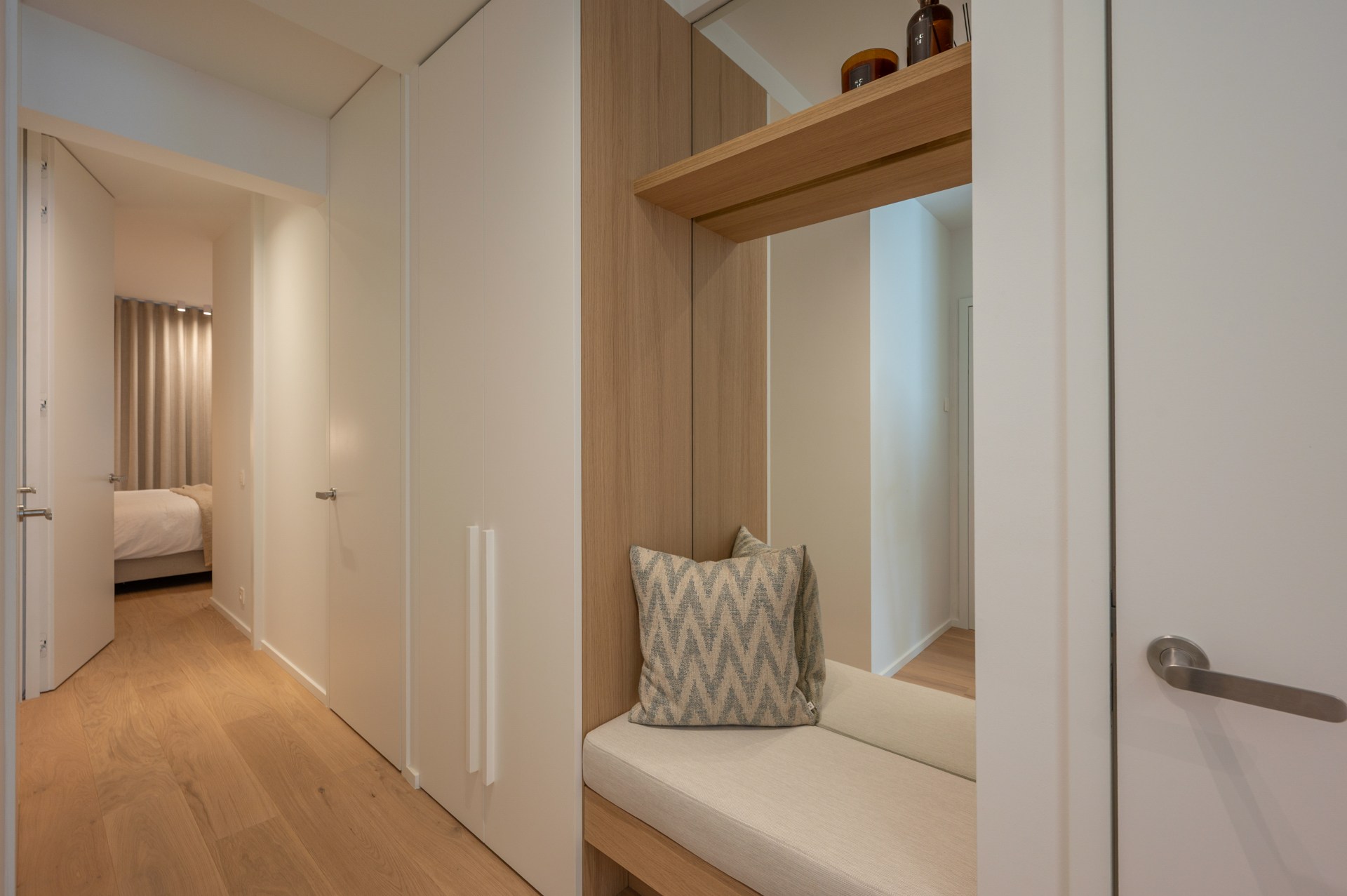 Appartement rénové de haut standing situé du côté ouest avec vue latérale sur la mer. 