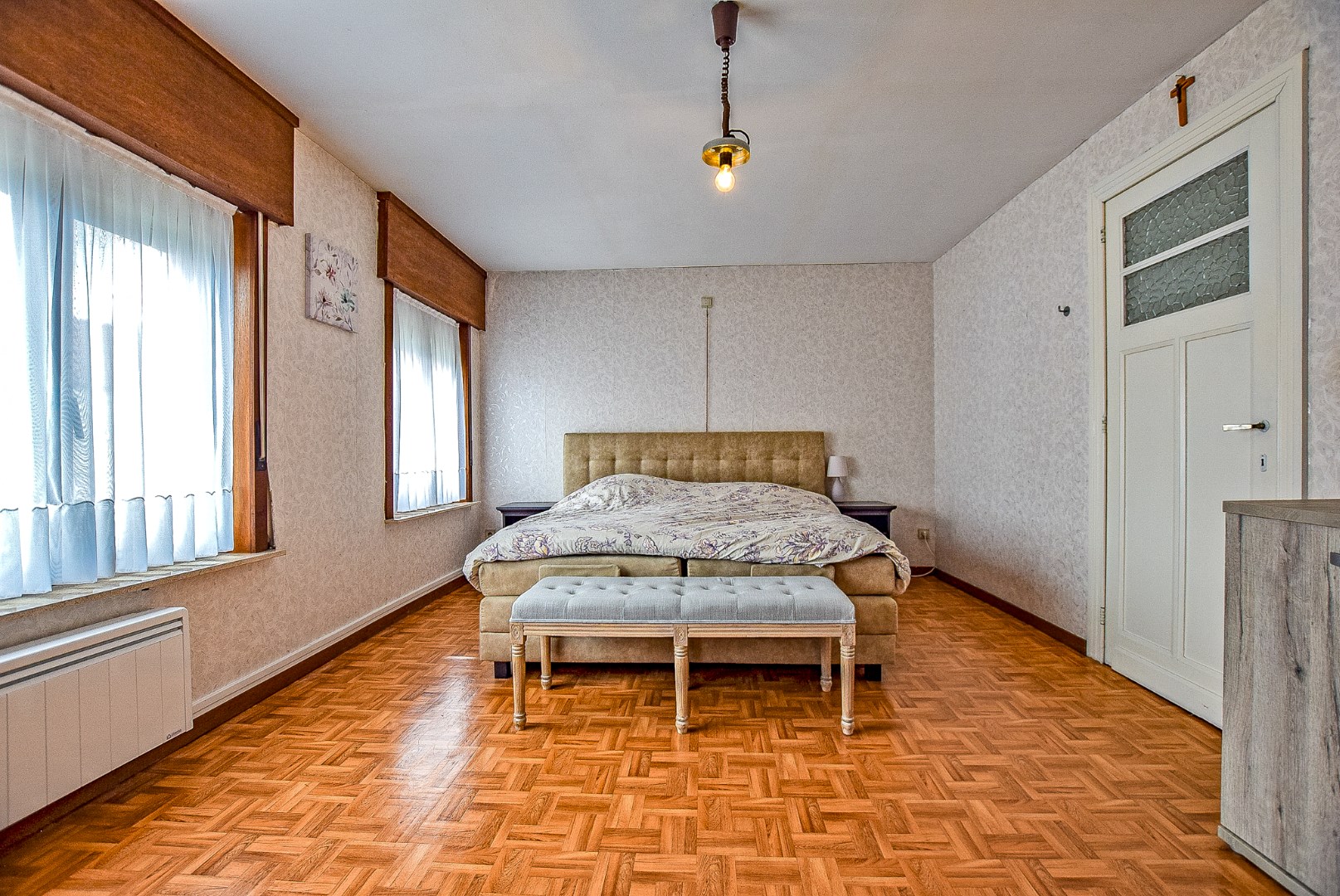 Ruime woning met prachtige verzichten, 5 slaapkamers en dubbele garage. 