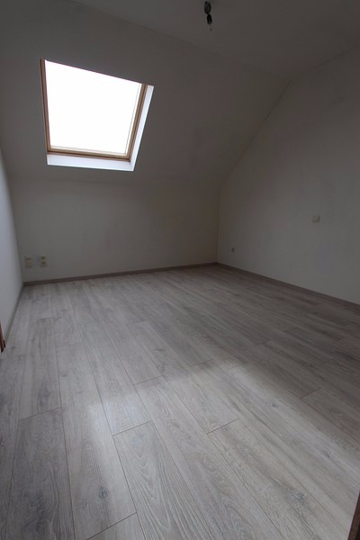 Volledig vernieuwde woning met 5 slaapkamers en dressing in centrum Leffinge 