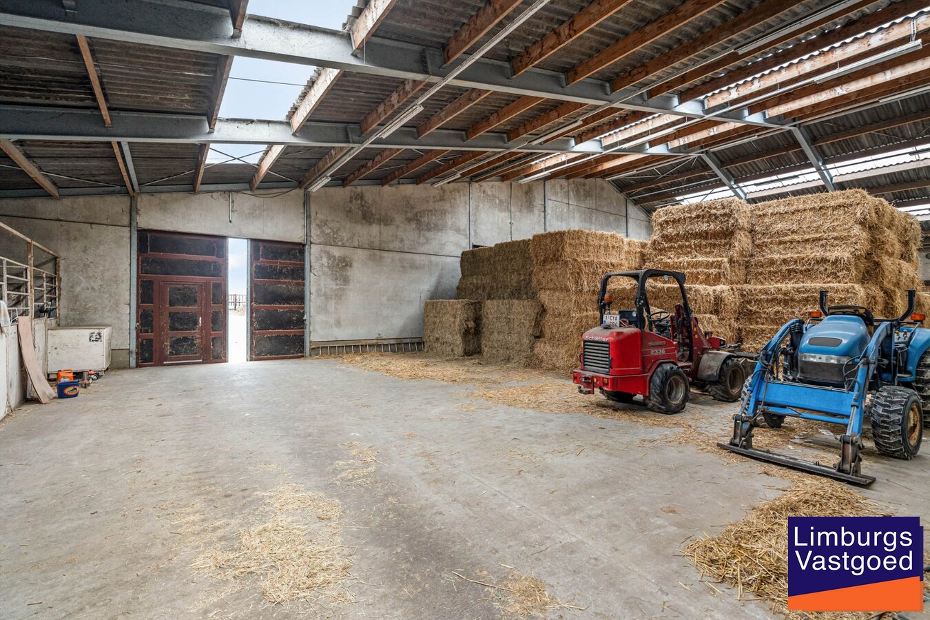Landelijk gebouwencomplex voor paardenhouderij, op ong. 3ha 50a met stallen, weides/paddock, binnen-en buitenpiste, en woning. 