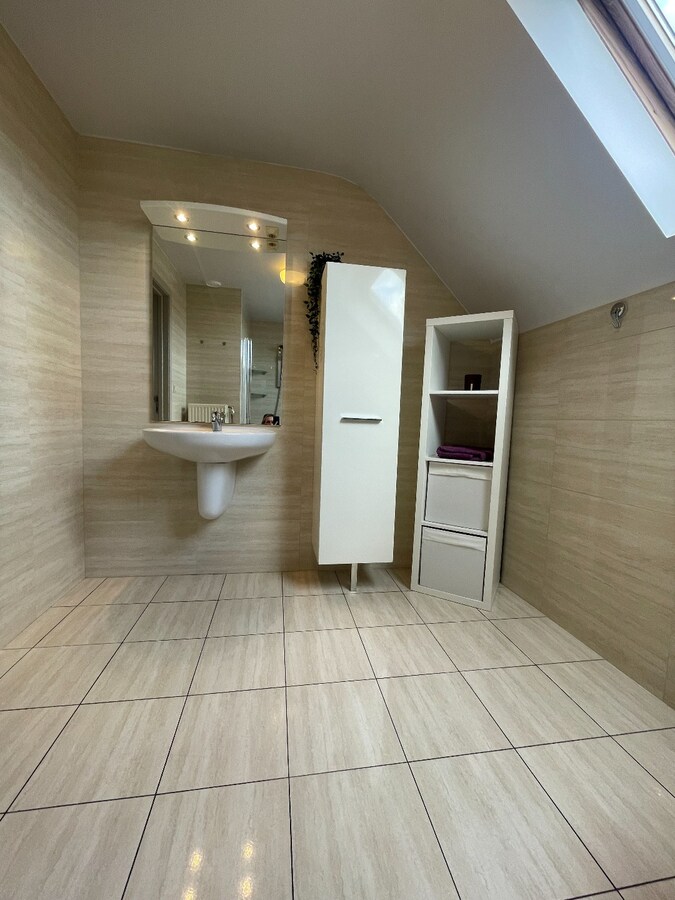 Verzorgde bel-etagewoning met 3 slpk, terras, patio  en garage nabij het centrum van As. 