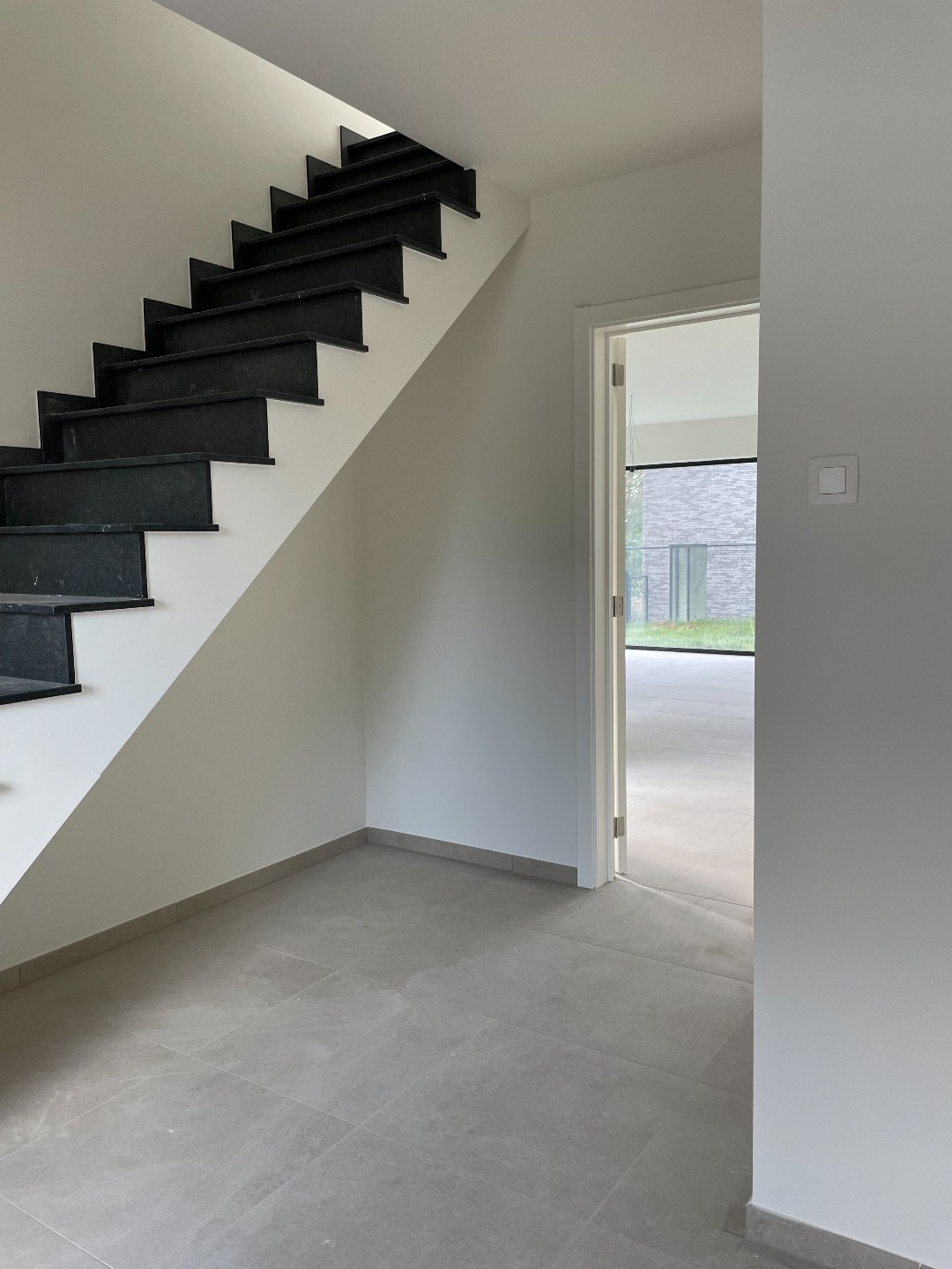 Zeer ruime moderne halfopen nieuwbouwwoning met tuin/terras en garage 