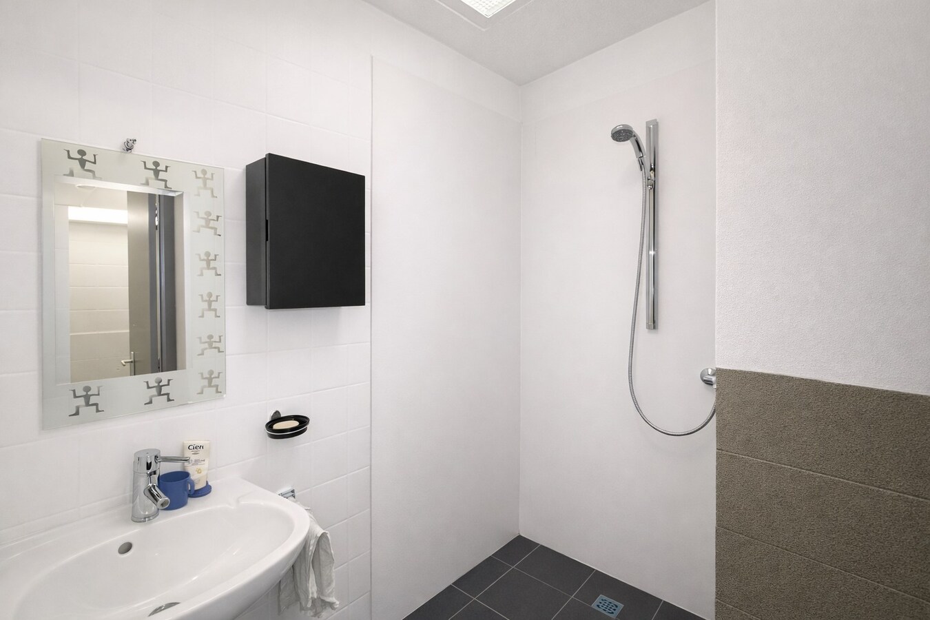 Te koop in Sint-Niklaas: uitzonderlijk handelshuis met woonst en duplex appartement, met optionele garageboxen en sterk opbrengstpotentieel 