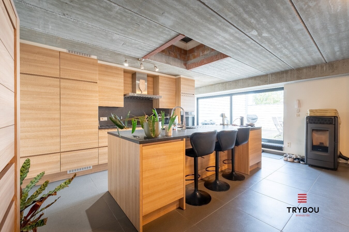 Uitzonderlijk ruime industriële duplex met ruim terras in centrum Roeselare 