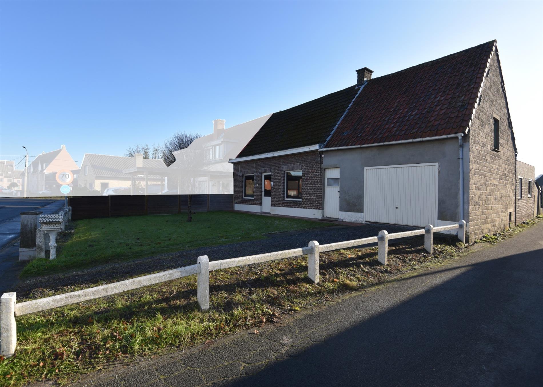Half open bebouwing met 2 slaapkamers, tuin en garage te Maldegem. 