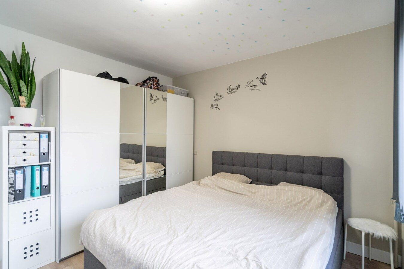 Gerenoveerd appartement met 2 slaapkamers en garage 