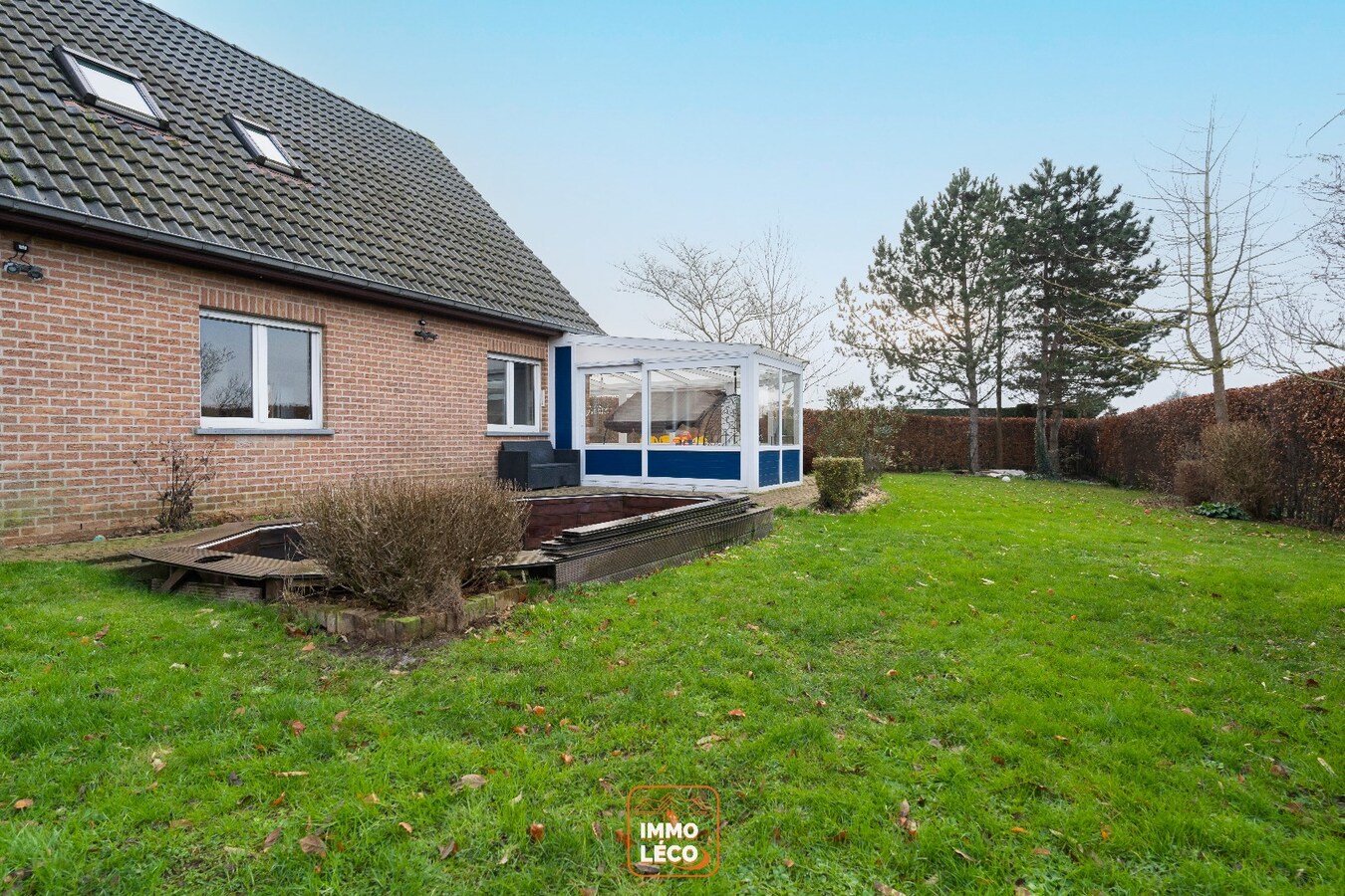 Villa érigée sur une parcelle de +/- 800m2 idéalement située, dans le fond d’un clos  résidentiel, au calme 