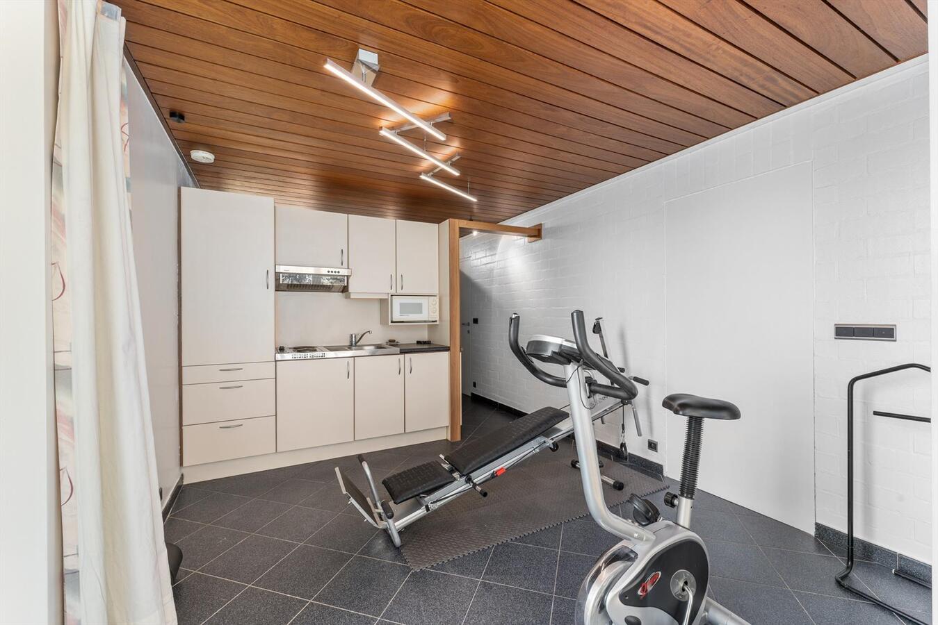 Zéér rustig gelegen woning met 5 slaapkamers en kantoorruimte te Kortemark 