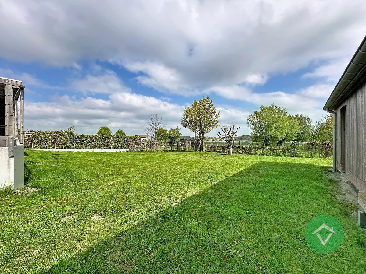 Statige bungalow op 1.811m² met landelijk zicht, drie slaapkamers en twee garages te Ichtegem 