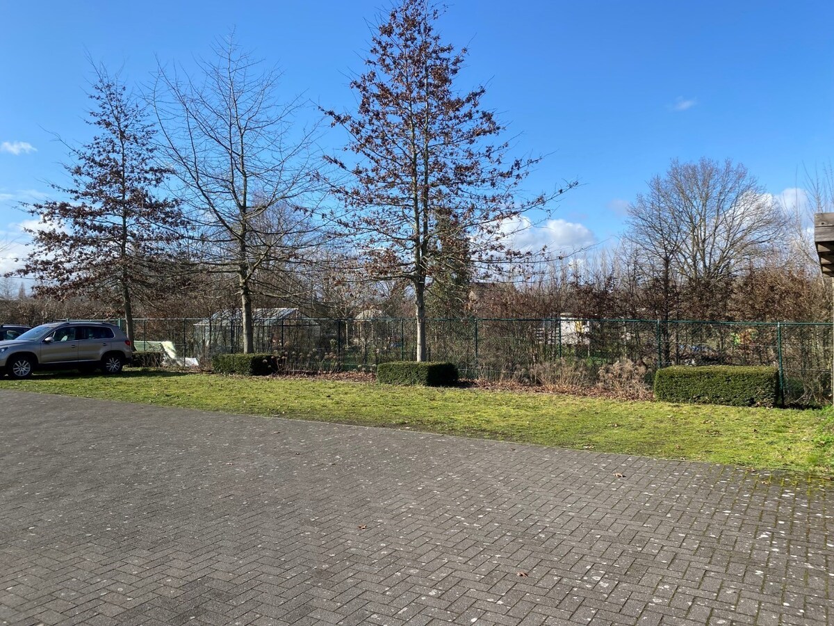 Eigentijds duplex-appartement met  autostaanplaats en kelder. Geen vaste kosten. 