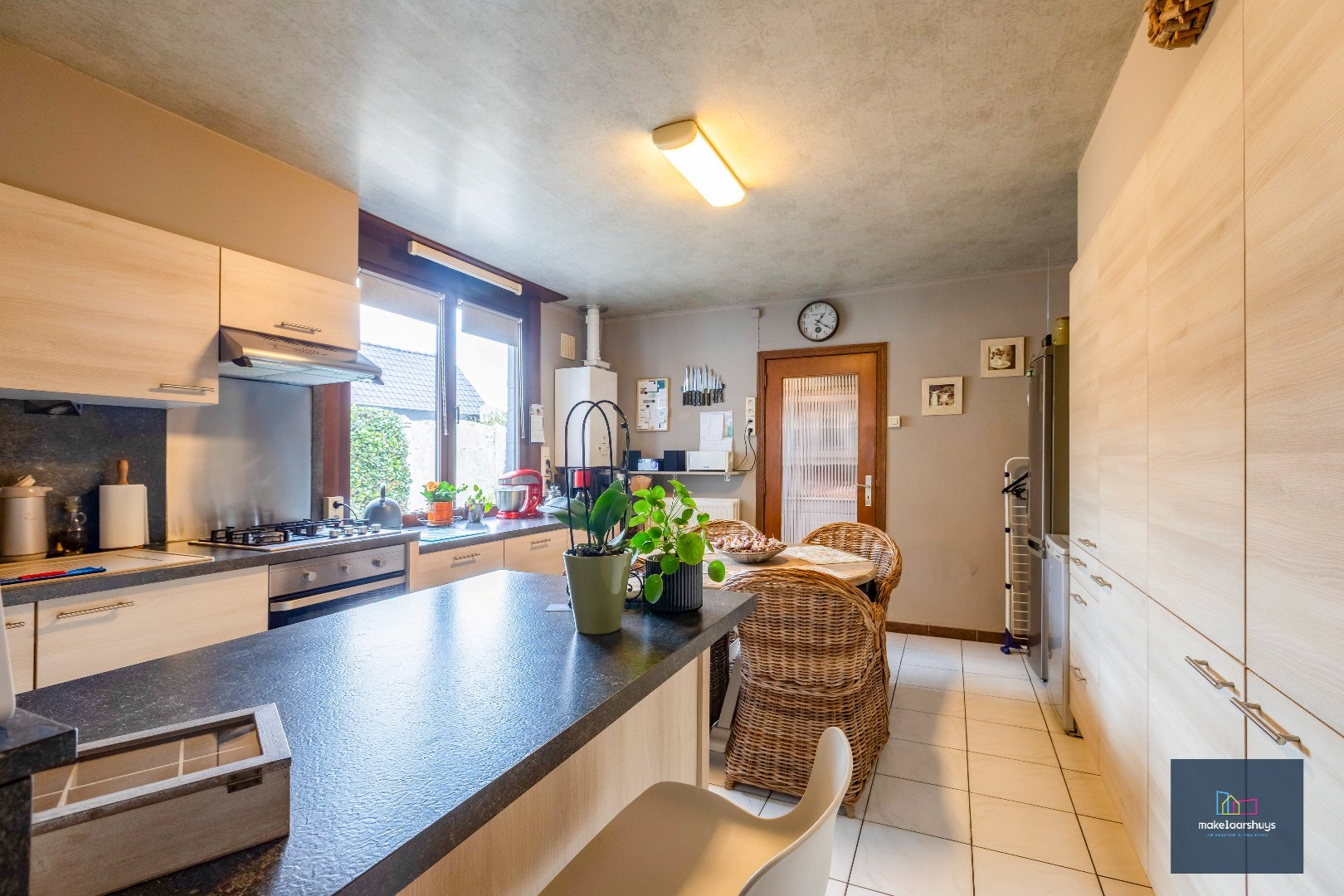 Verzorgde halfopen bebouwing met grote tuin en carport 