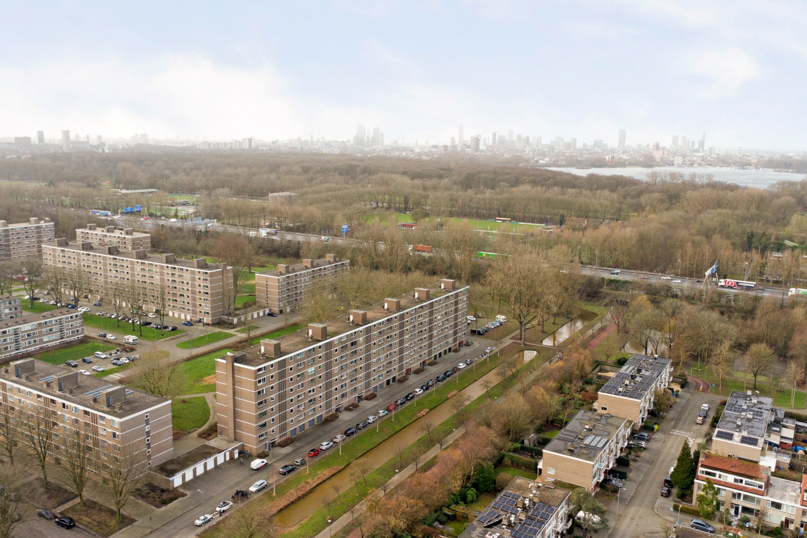 4-kamer appartement op de 6e verdieping met keurige keuken en badkamer, 2 balkons, berging in de onderbouw en gelegen op eigen grond! 