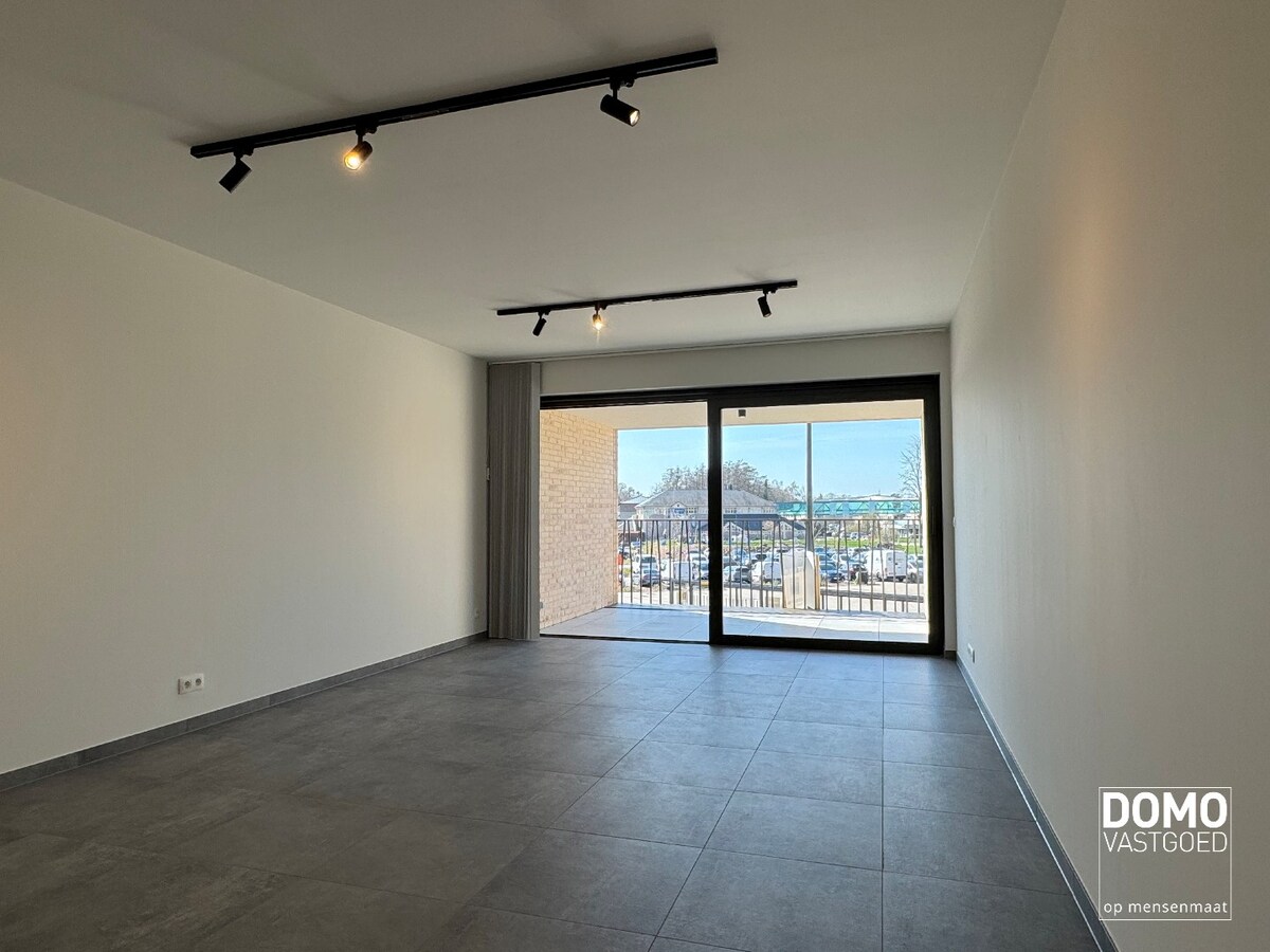 VOLLEDIG AFGEWERKT NIEUWBOUWAPPARTEMENT MET 2 SLAAPKAMERS, TERRAS, ONDERGRONDSE AUTOSTANDPLAATS EN KELDERBERGING IN RESIDENTIE "DE KWINT" TE ZONHOVEN 