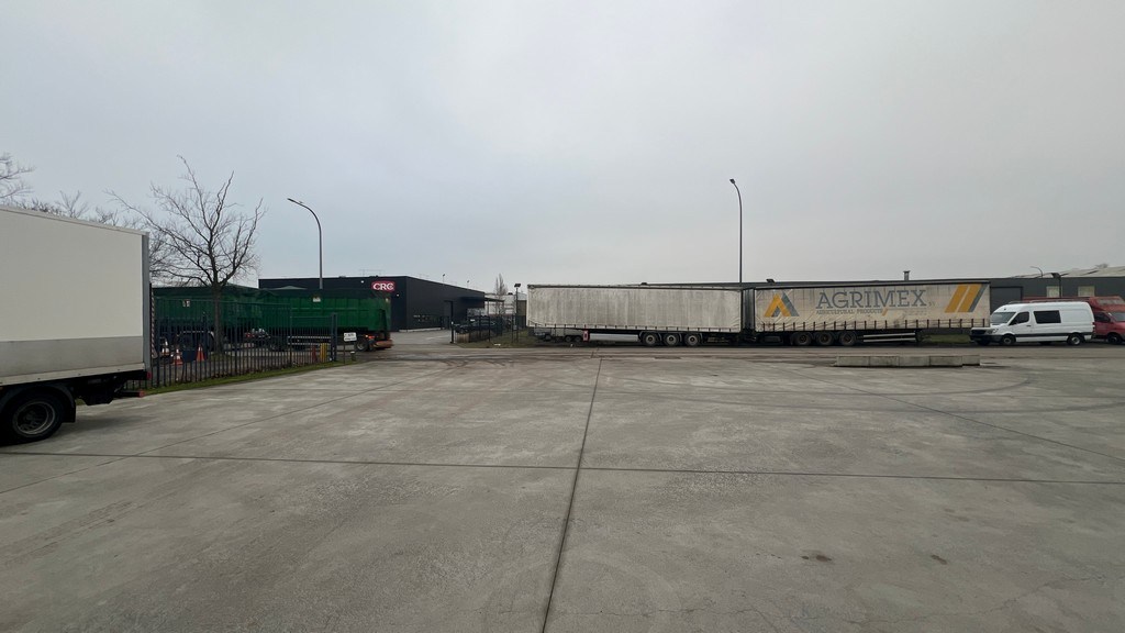 Magazijn met mezzanine te huur in Zele