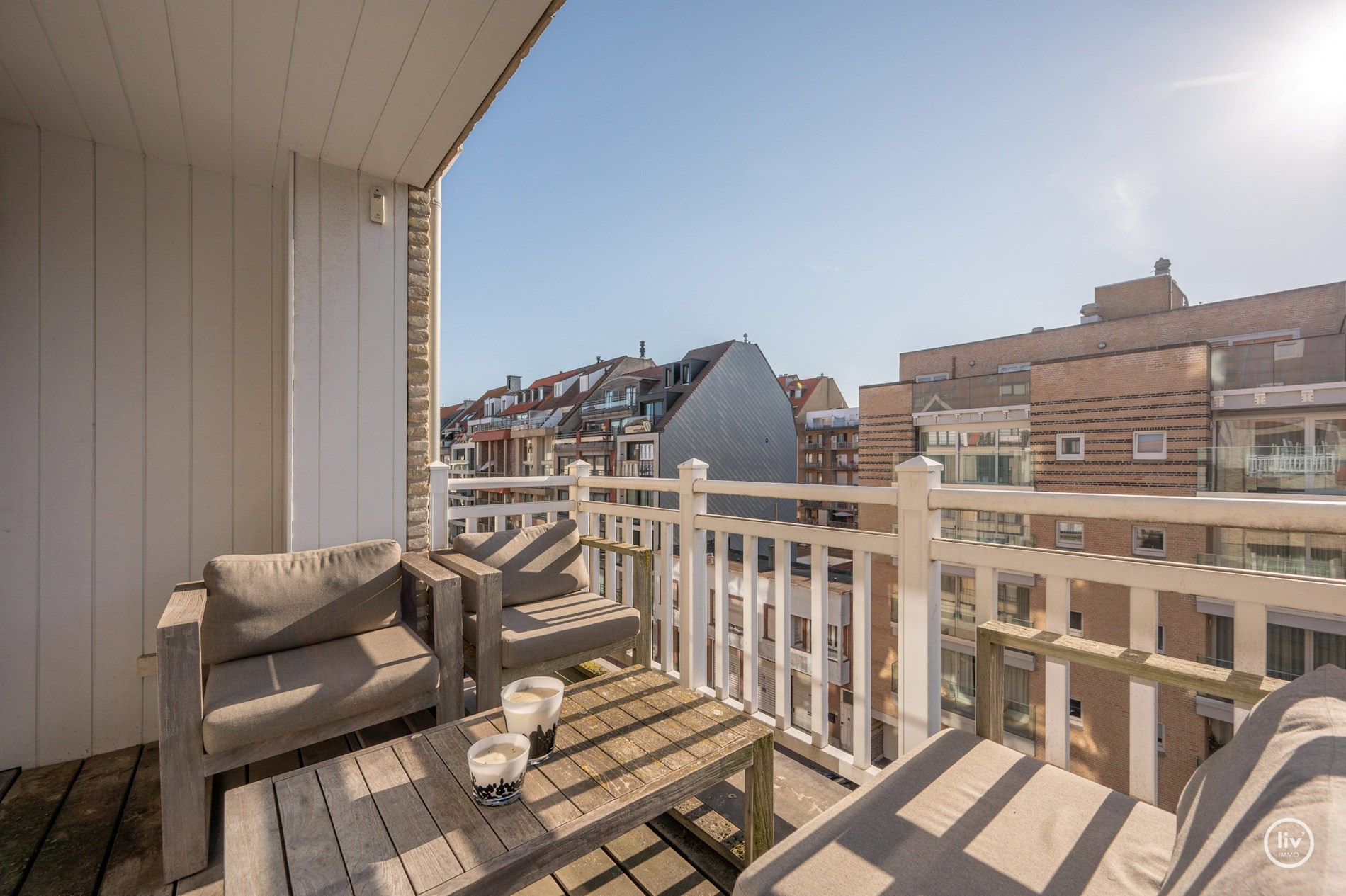 Prachtig, ruim en récent (2015) appartement met 3 volwaardige slaapkamers en zonnig terras goed gelegen op de Leopoldlaan te Knokke. 