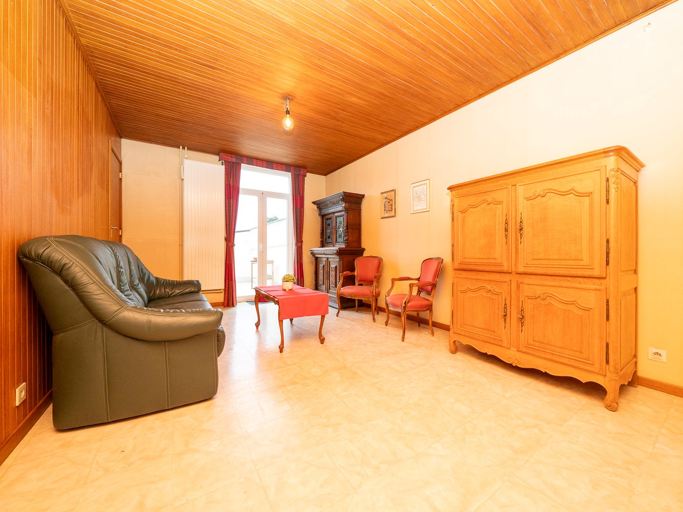 Ruime woning met 5 kamers (mogelijk) en open zicht 