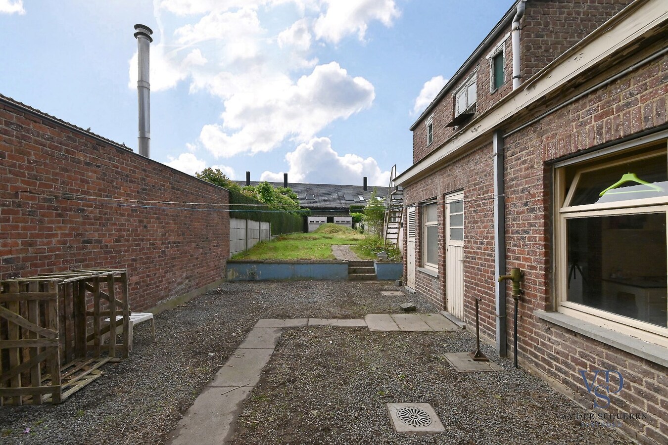 Bijzonder ruime, praktisch ingedeelde rijwoning 