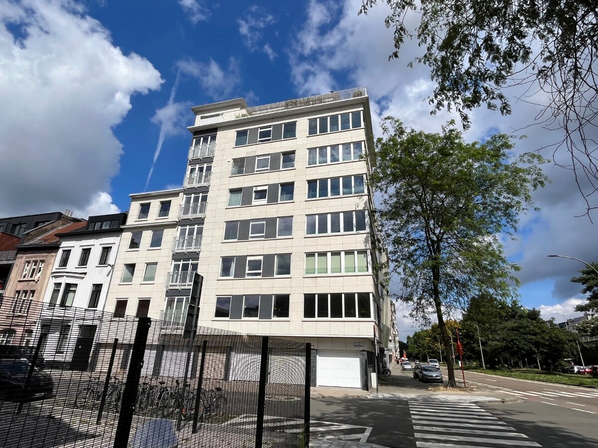 Ruim, lichtrijk appartement met garage én berging (kelder). 