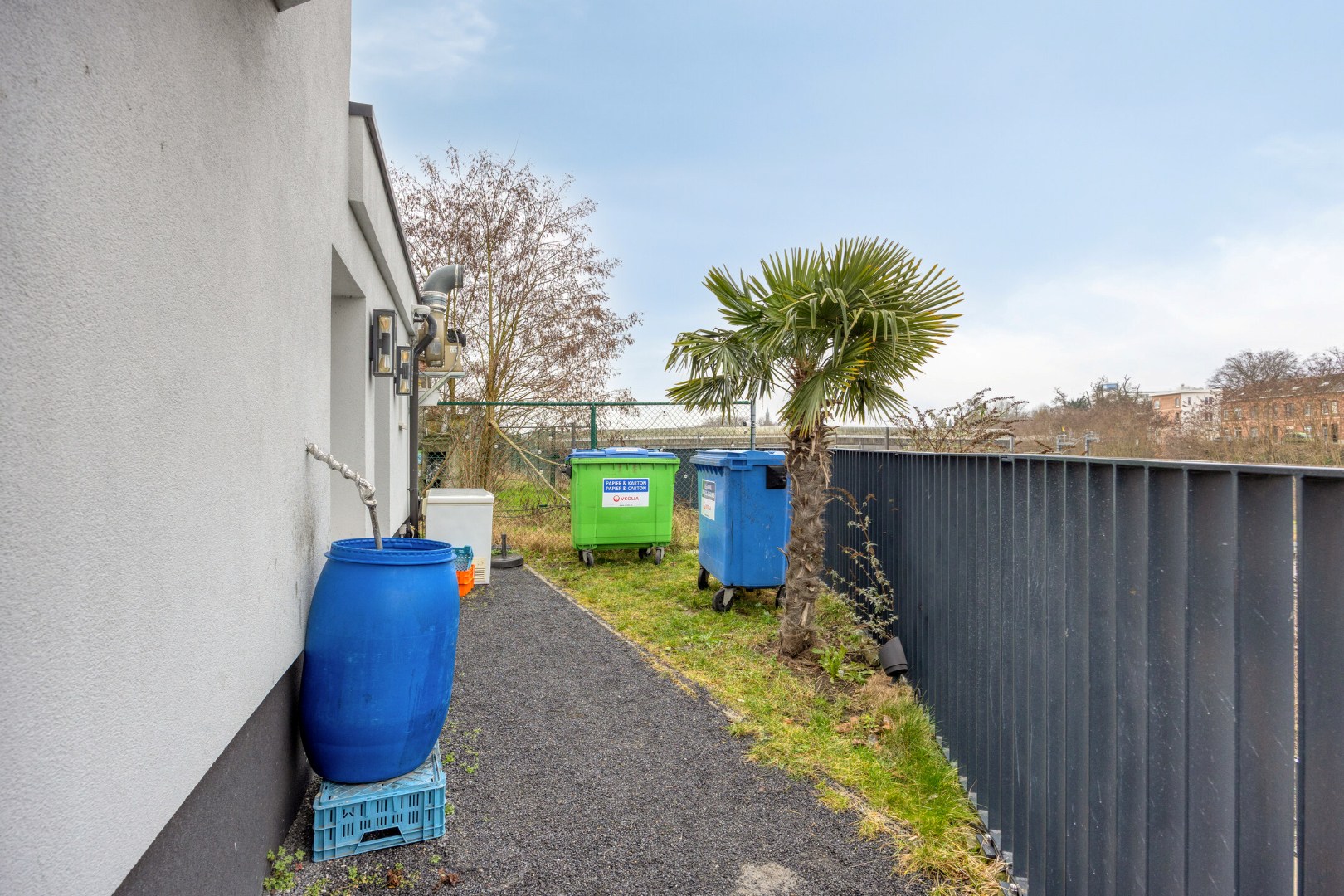 Opbrengsteigendom met handelspand en 3 appartementen te koop in Heverlee op een super ligging! 