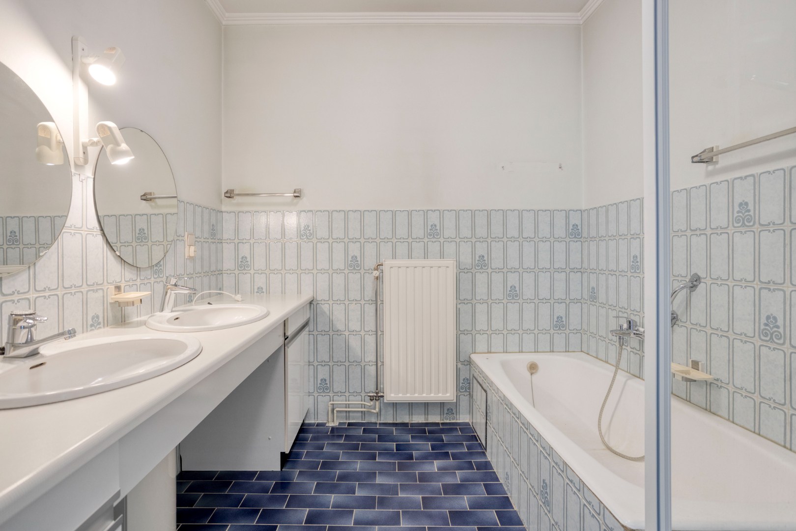 Badkamer met ligbad en douche
