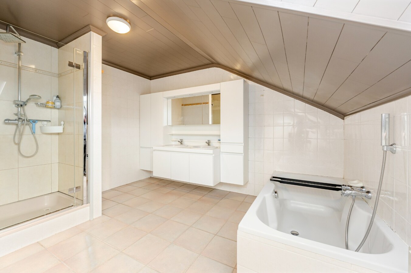 Wonen en werken combineren op toplocatie te Ichtegem - handelswoning met ruime woonst, tuin en garage 