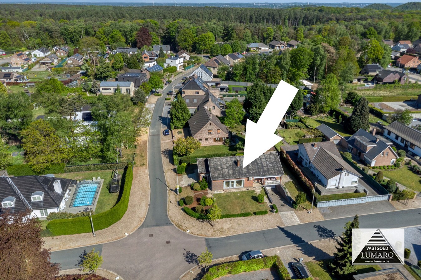 Residentiel gelegen woning met 3 ( 5 ) slaapkamers, garage. Bosomgeving! Gelijkvloers wonen. 