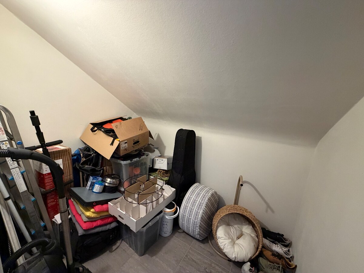 Ruim en lichtrijk dakappartement te Asper. 