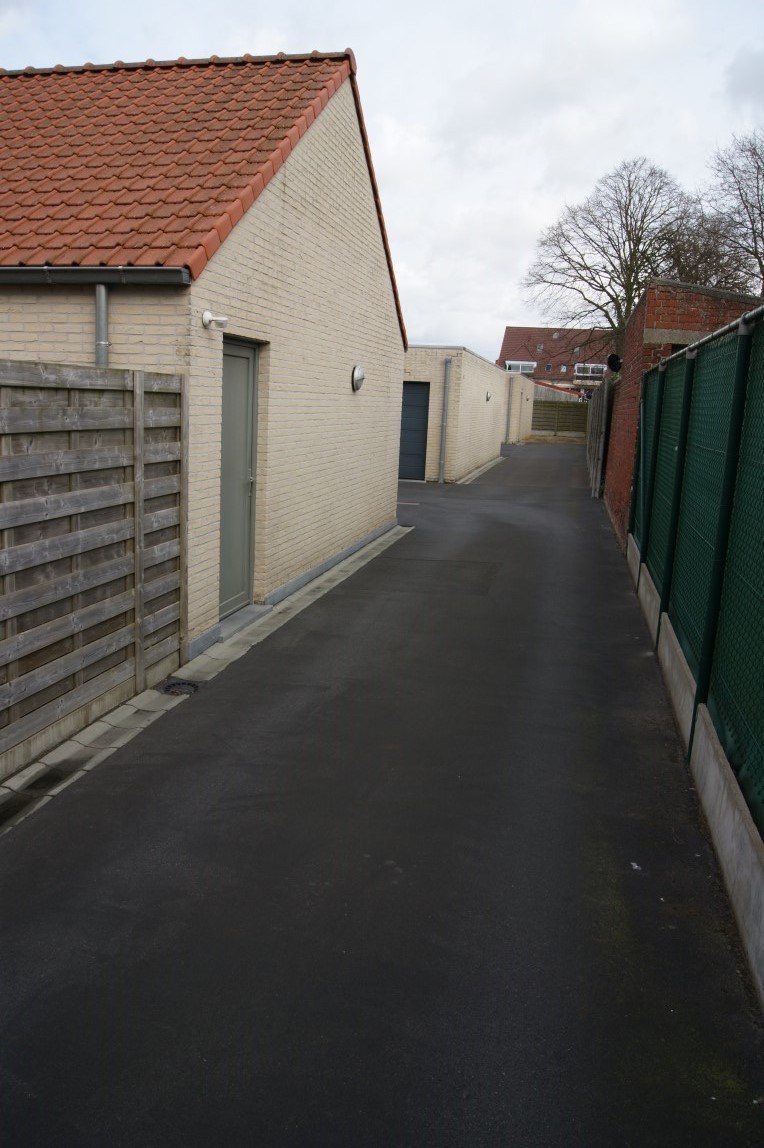 Recente garage met elektrische sectionaalpoort, gunstig gelegen te Torhout 