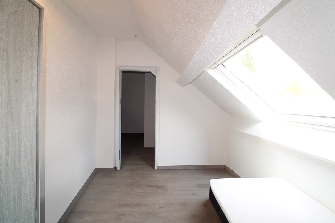 Verrassend ruime gezinswoning met energielabel B, vier slaapkamers en een uitgestrekte diepe tuin te koop in Sint-Niklaas! 