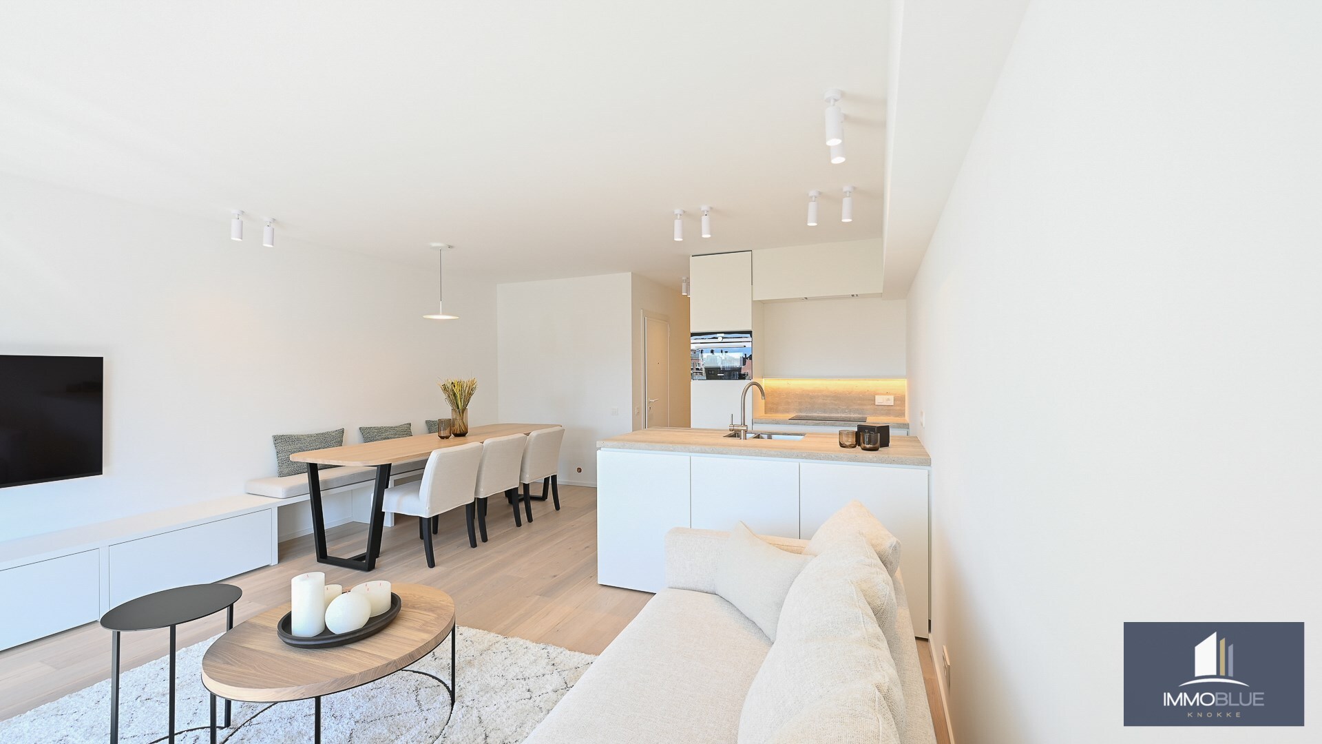 Appartement élégant et entièrement rénové, situé à deux pas de la mer. 