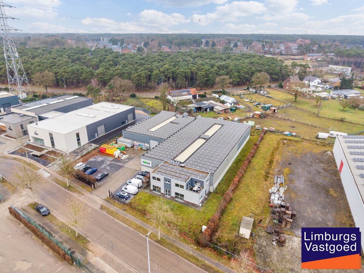 Industrieel gebouw, met woonst.1.696m², met kantoren 120m² + appartement 120m², Genk-Zuid 