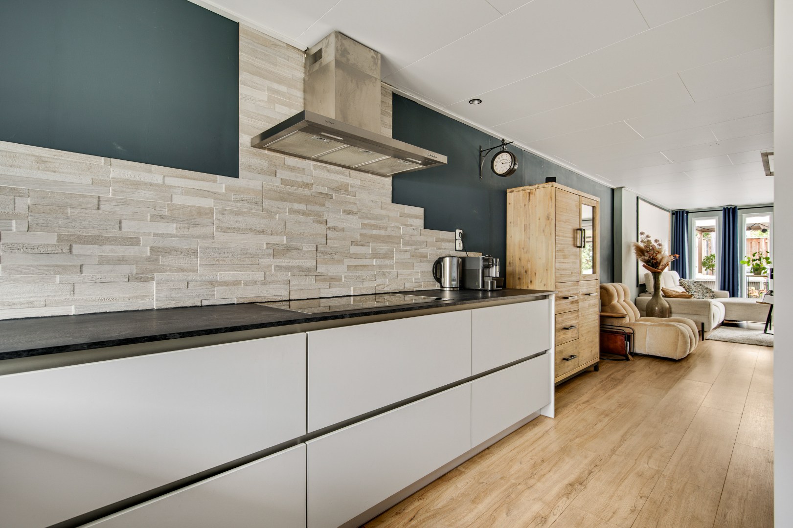 Ruime Tussenwoning in Weert met 4 Slaapkamers, 2 Badkamers, Tuin op het Noordwesten en 2 Parkeerplaatsen - Bouwjaar 1981, 132m² Woonoppervlak 