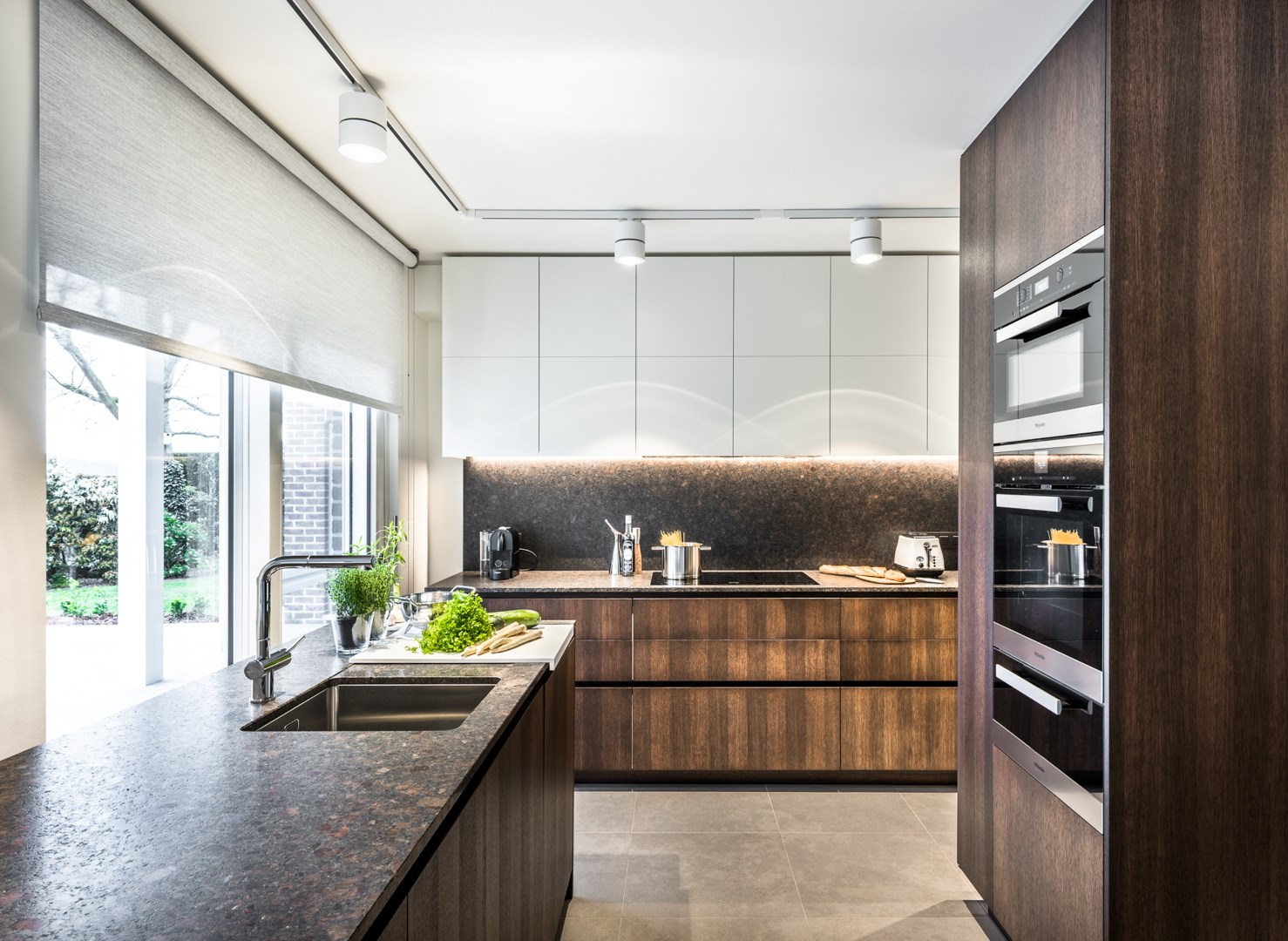 Veel natuurlijk lichtinval door de grote raampartijen in de verschillende leefruimtes 