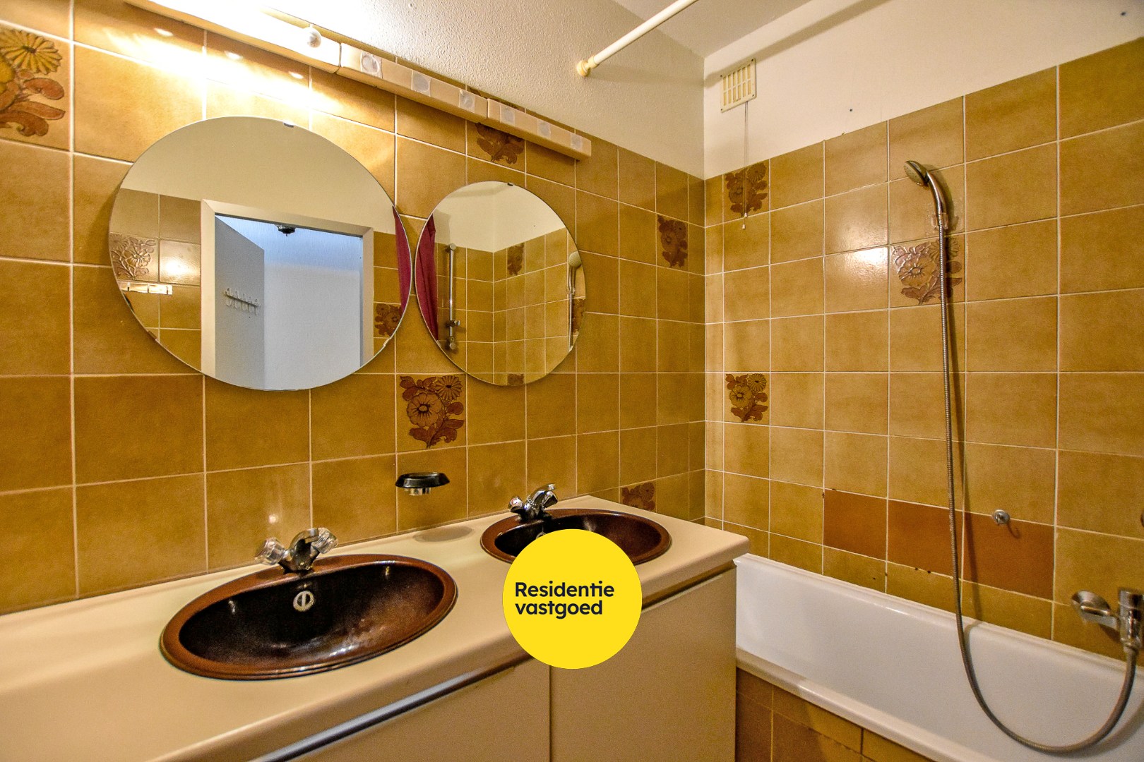 2-slaapkamerappartement (84m²) met FRONTAAL &amp; LATERAAL ZEEZICHT en 2 TERRASSEN op de zeedijk te De Panne. 