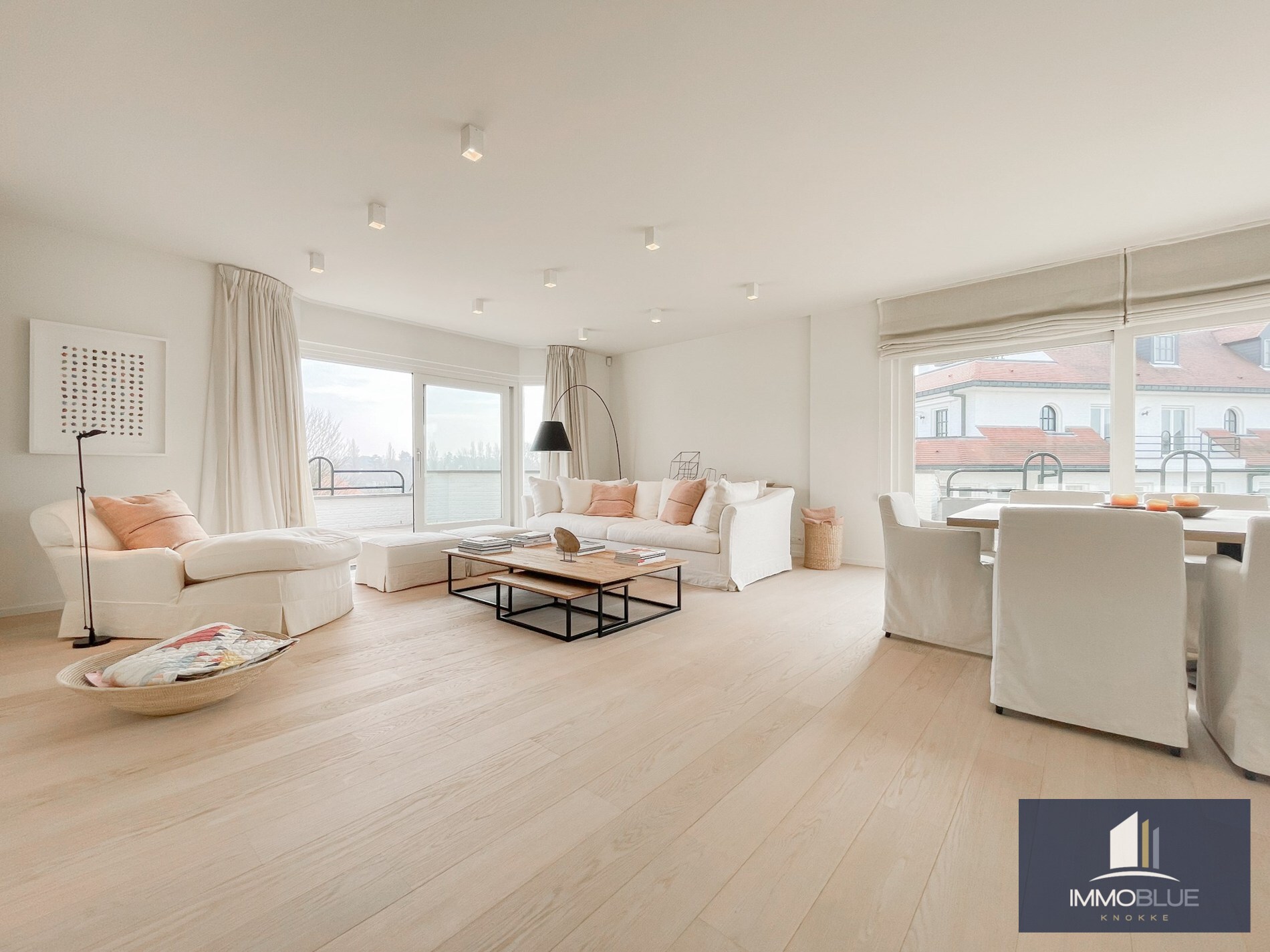 Subliem hoekappartement met ruime terrassen gelegen in het prestigieuze domein Tennis Garden. 