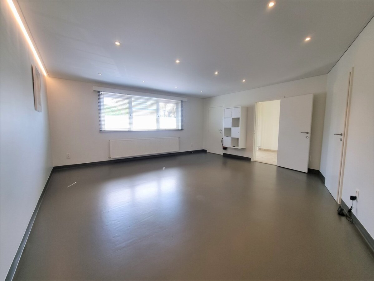 Centraal gelegen handelspand op een zichtlocatie vlakbij het centrum - Heist 