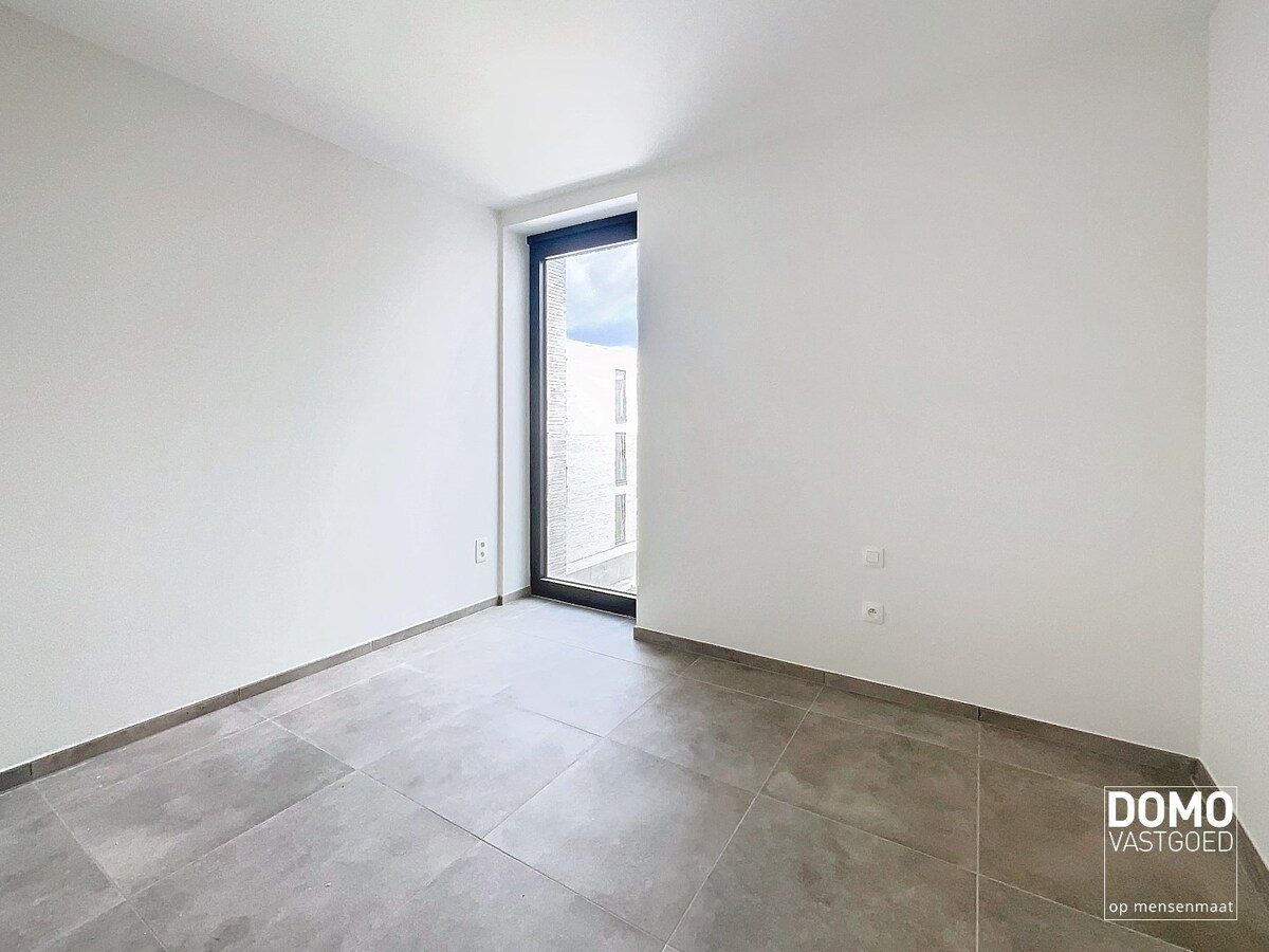 NIEUWBOUWAPPARTEMENT MET 2 SLAAPKAMERS, RUIM TERRAS, ONDERGRONDSE AUTOSTANDPLAATS EN KELDERBERGING AANWEZIG IN MAASMECHELEN 