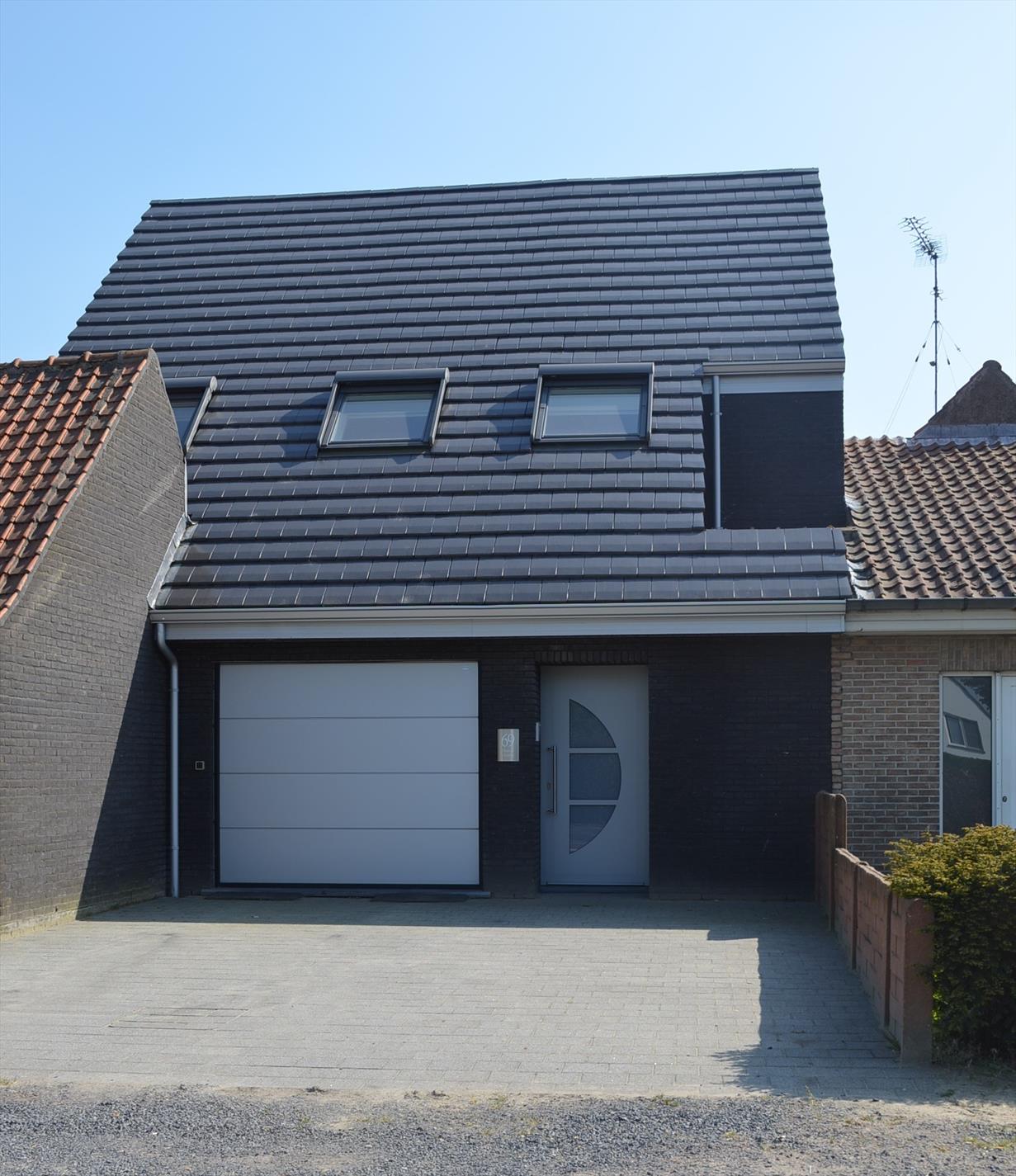 Recente energiezuinige woning met  3 slpks, garage en zuidelijk georiënteerde tuin te Maldegem 