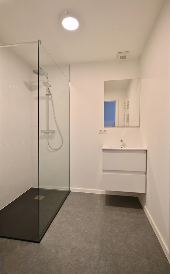 MAGNIFIEK GERENOVEERD APPARTEMENT MET GARAGE OP ZUCHT VAN ZEE 