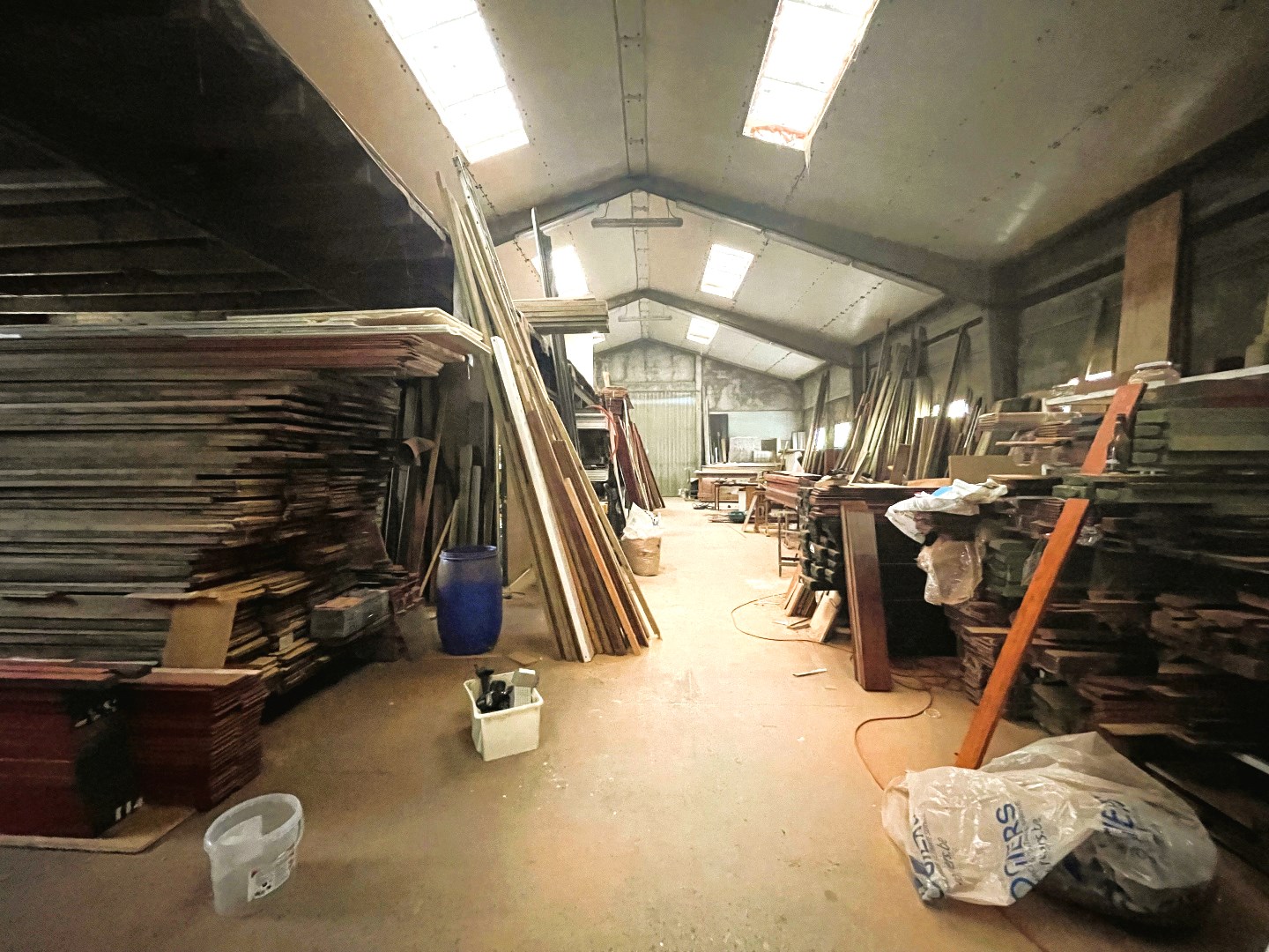 Woning met ruim magazijn op 2266 m² 