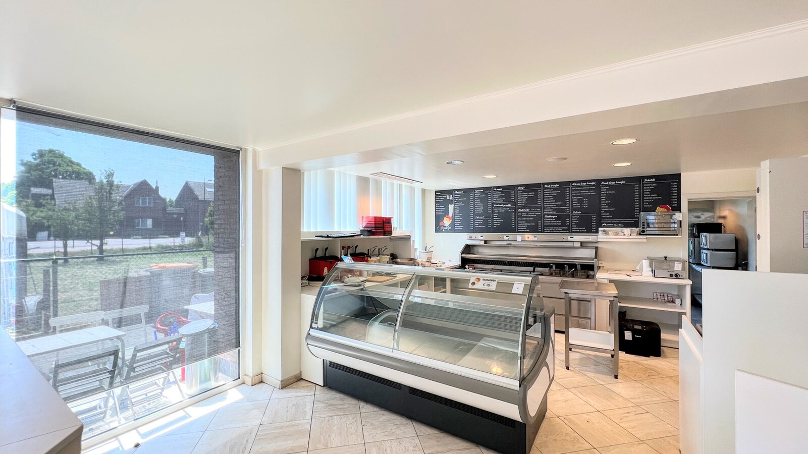 Handelspand met appartement op commerciële toplocatie 