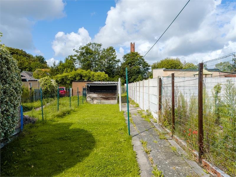 Een buitenkans van een renovatieproject: te renoveren rijwoning in centrum van Eeklo 