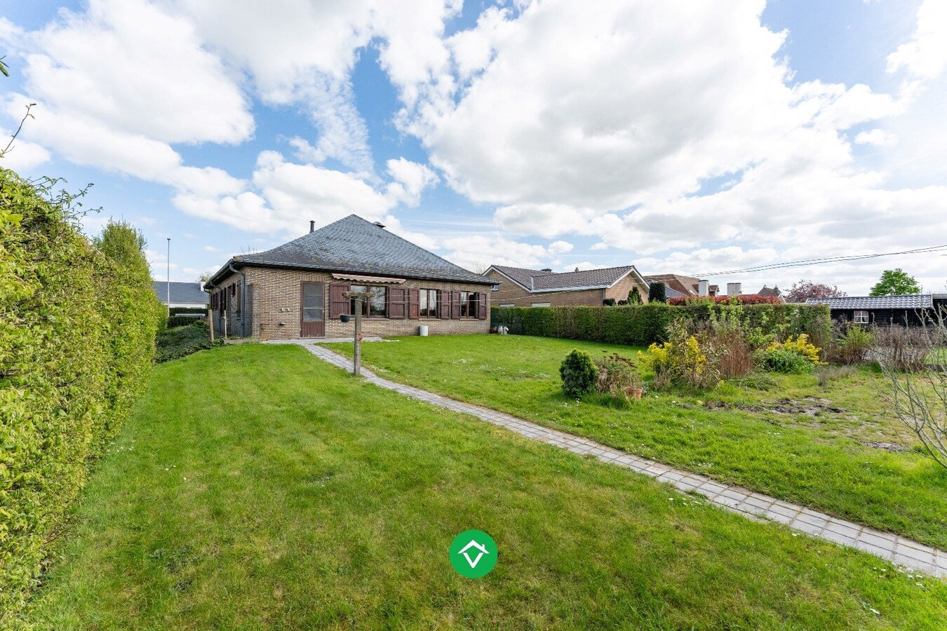 Alleenstaande woning met drie slaapkamers en dubbele garage in centrum Koekelare 