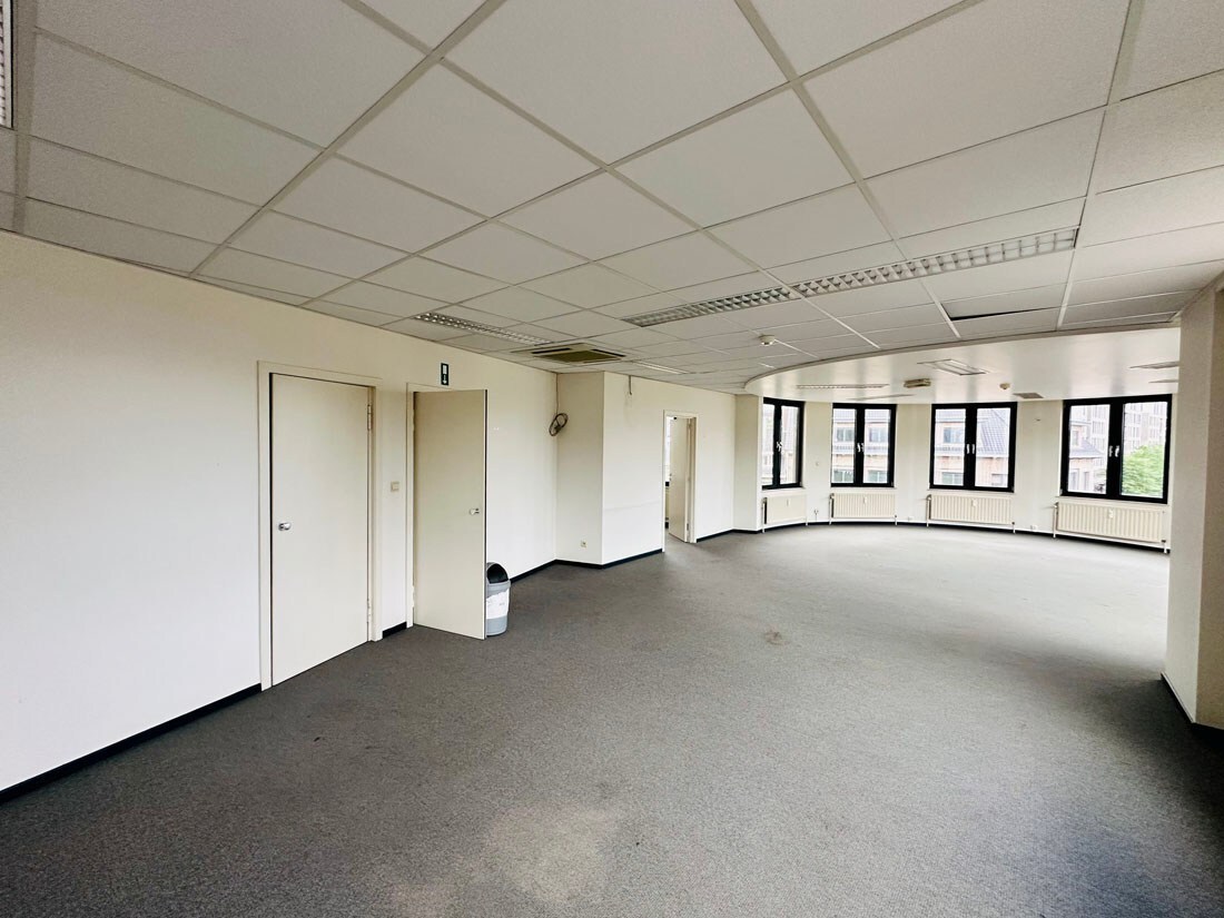 Iconisch kantorencomplex of commerciële ruimte te Hasselt centrum 