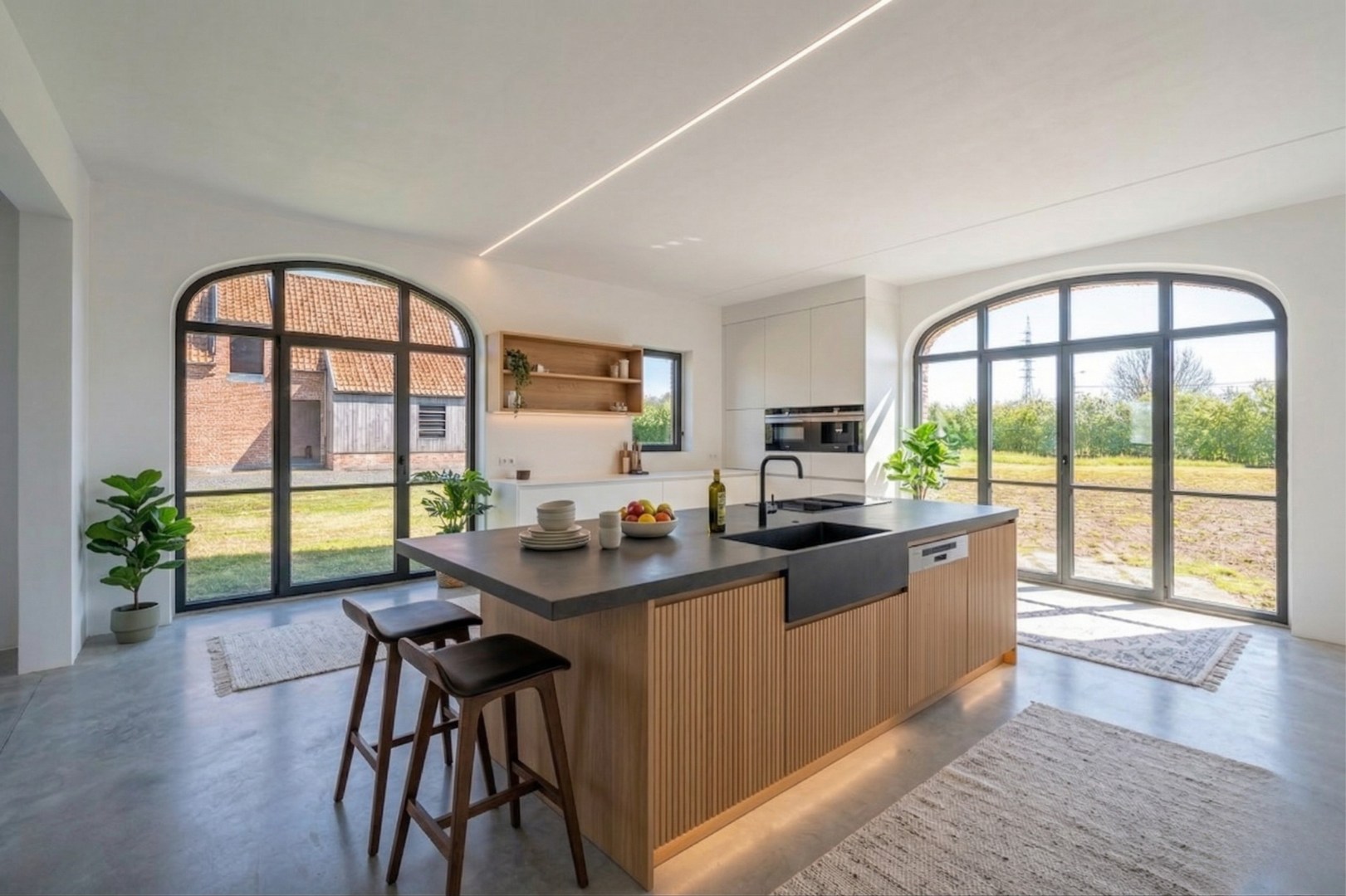 Landelijk gelegen ruwbouwhoeve met bijgebouwen op uitzonderlijk perceel van ca. 9.331 m² 